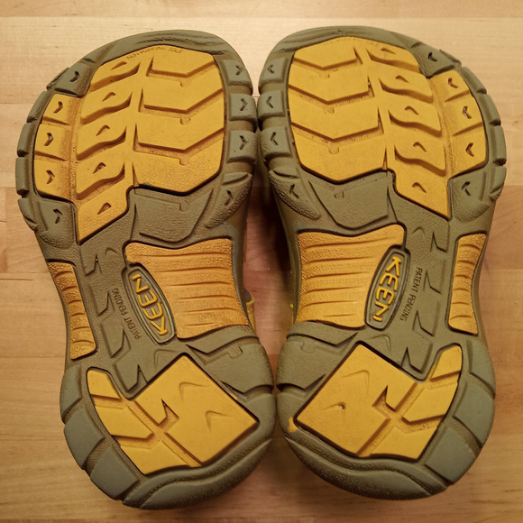 KEEN Newport Metallic Yellow Sandals Kids Size 10 - Picture 6 of 8